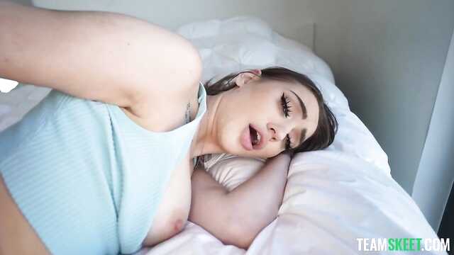 Humide poussin suce la bite et se donne dans Shaggy fente