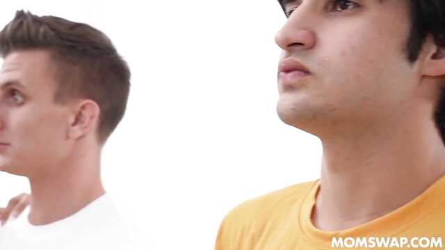 Dwie niańki przygotowują facetów do armii i pieprzą