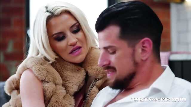 Gorąca mamuśka w czerwonej bieliźnie cieszy się seksem