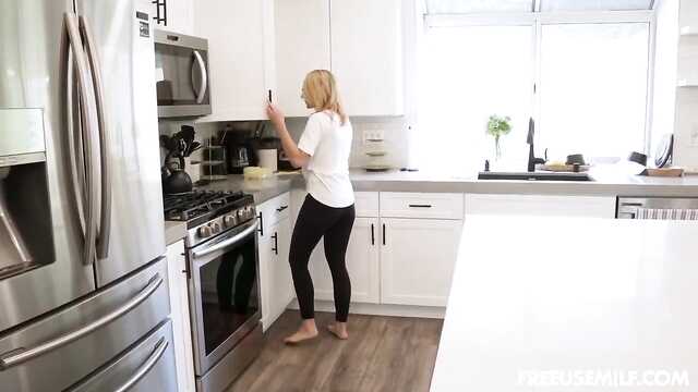 Муж дал своей жене разрешение на секс с молодым парнем.