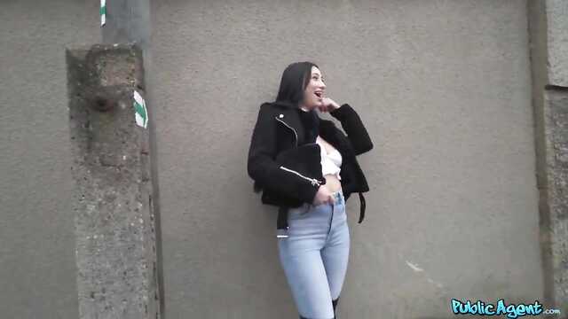 Девушка, которая не согласна на секс за деньги.