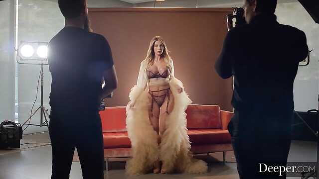 Фотограф причесывает горячую модель