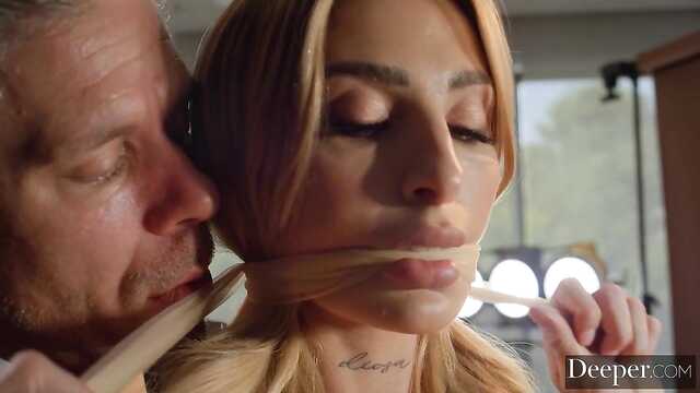 Фотограф причесывает горячую модель