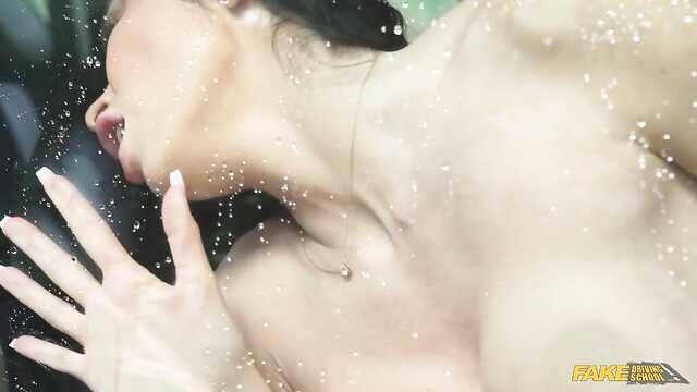 Грудастые дамы с длинными ногами: вождение как развлечение.