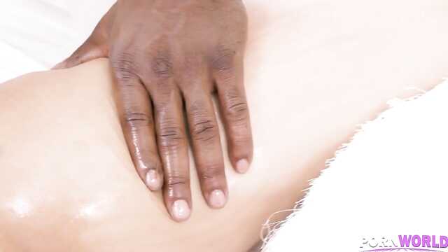 Einfach perfekt anal mit einem großen schwarzen Schwanz