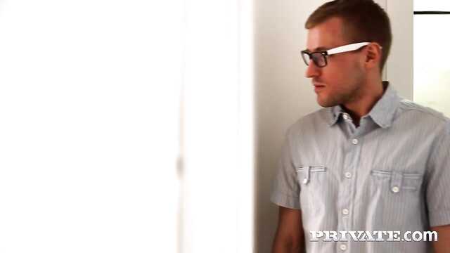 Ogolone dziurki najlepszych koleżanek podzielili się między sobą kutas faceta