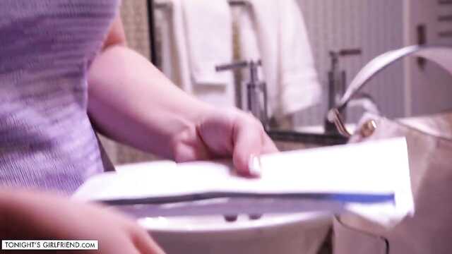 Брутальный бородатый трамбует пилотку с белокурой.