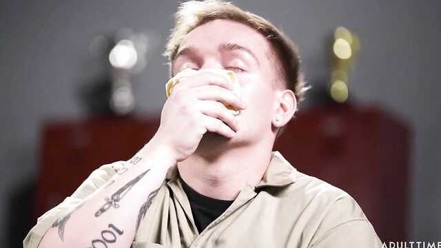 The cleaner was lucky to catch a chick masturbating and fuck her