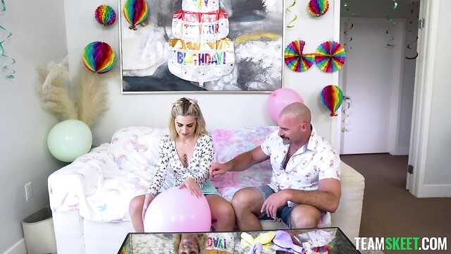 Blondynka lubiła ostry seks na urodziny
