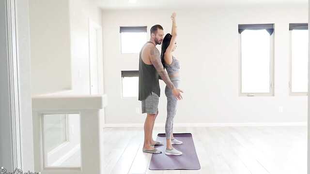 Trener pomógł swojej podopiecznej umyć się i wsadził w nią kutasa