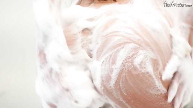 Trener pomógł swojej podopiecznej umyć się i wsadził w nią kutasa