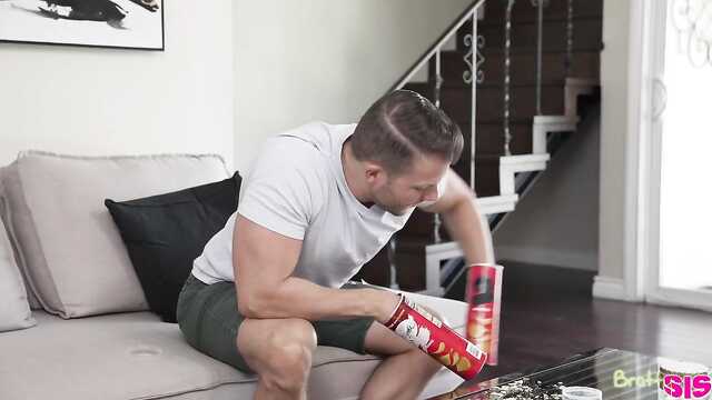 Młoda laska skorzystała w nocniku oszusta