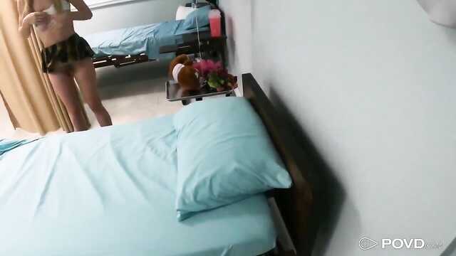 Délicat maigre a un orgasme sur une grosse bite