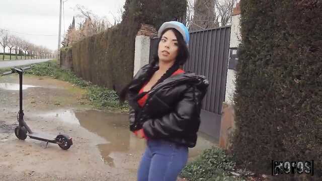 Телка в джинсах подцепила парня и отдалась в вагину