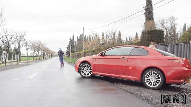 Телка в джинсах подцепила парня и отдалась в вагину