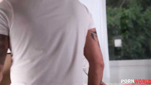 Азиатка возбудила двоих грузчиков.