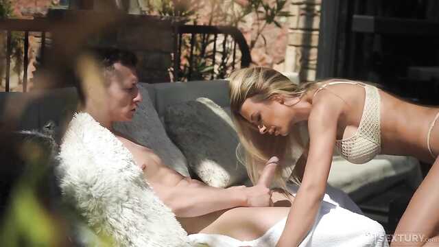 Piękne mamuśki siada dupą na kutasie młodego