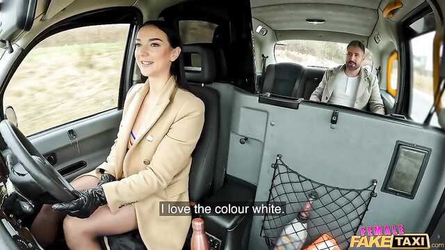 Babe fode em um ponto direito na cabine de táxi