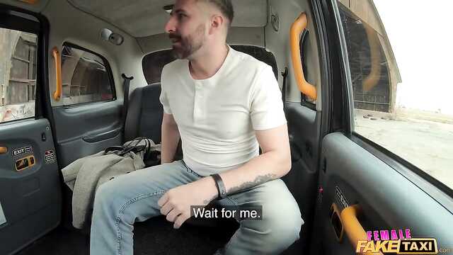 Babe fode em um ponto direito na cabine de táxi