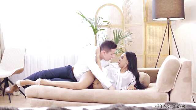 Głodna mulatka prosi, aby nakarmić ją spermą