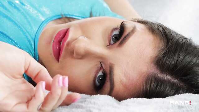 Niepostrzeżenie włożył kutasa w dupsko brunetce i cieszy się