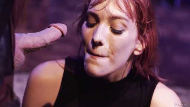 Deadpool mete su súper arma en el coño de la pelirroja Gay