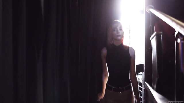 Deadpool mete su súper arma en el coño de la pelirroja Gay