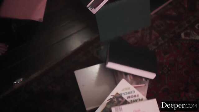 Demony seks na łóżku na środku pustyni