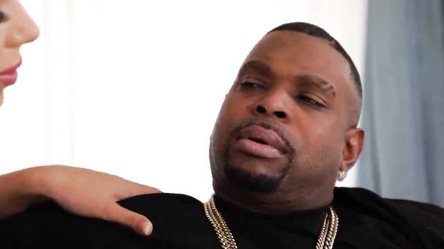 Murzyn wkłada swój czarny banan w Mandu blondynce