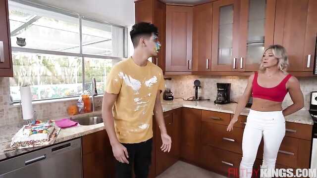 Le da a un joven libertino sexo en su cumpleaños