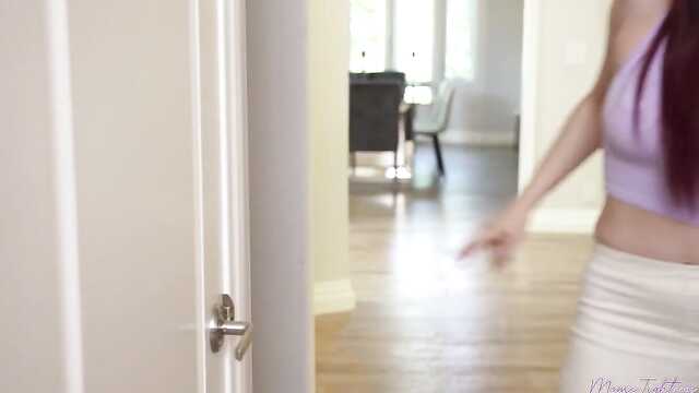 Dwie libertynki rzuciły się na chłopaka i zerżnęli go