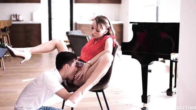 Zadbana kobieta postanowiła uwieść młodego chłopaka