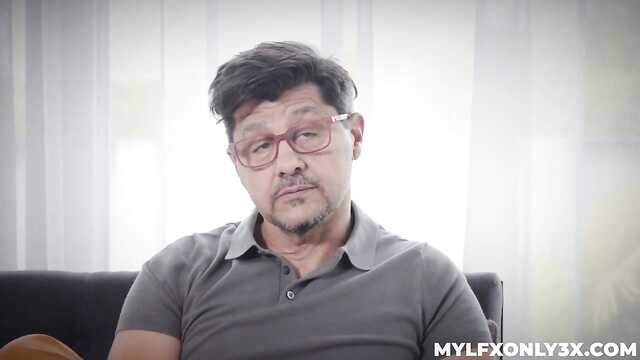 Biznes facet zadzwonił i przeleciał zadbaną kobietę