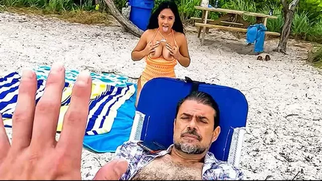 Fröhliche Küken hat sich auf den Schwanz eines Mannes direkt am Strand geworfen