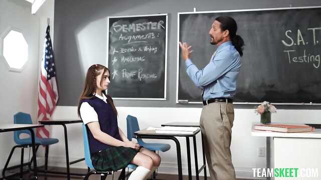 Dojrzały nauczyciel rozłożył studentkę na pieprzenie