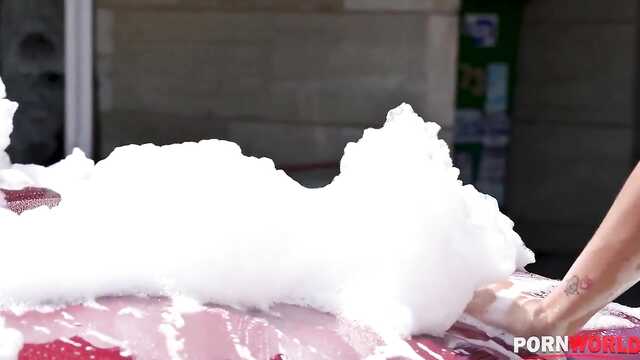 Latynoska erotycznie umyła samochód i pieprzyła się z czarnym w nocniku