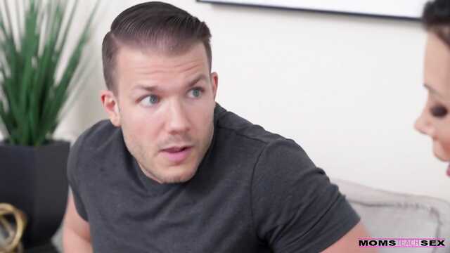 Mamuśka z zadbanym ciałem uwielbia się pieprzyć w cipkę