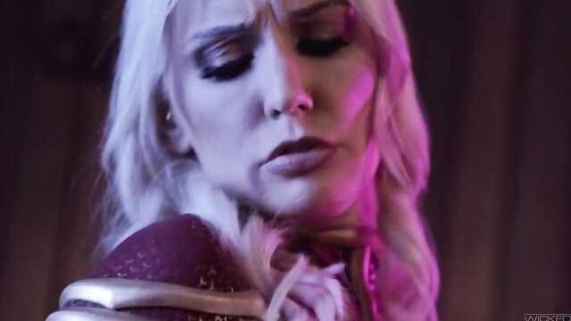 Рөлдік ойындар грудастой ханыммен тудырады оргазм