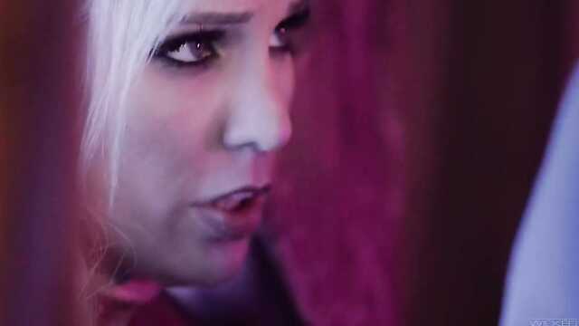 Рөлдік ойындар грудастой ханыммен тудырады оргазм