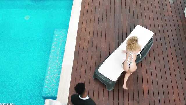 Wypoczynek przy basenie zakończył się aktywnym pieprzeniem z czarnym facetem