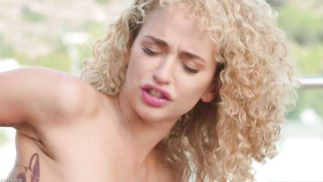 Wypoczynek przy basenie zakończył się aktywnym pieprzeniem z czarnym facetem