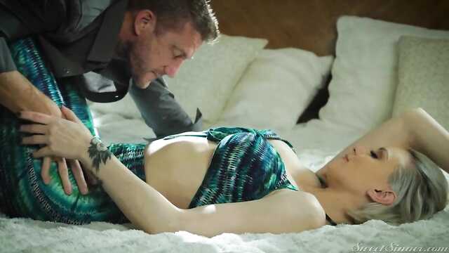 Nienasycona młoda dama z dużym biustem oddaje się na łóżku