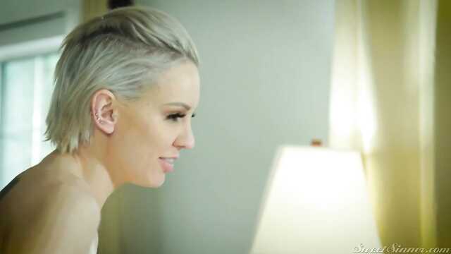 Nienasycona młoda dama z dużym biustem oddaje się na łóżku