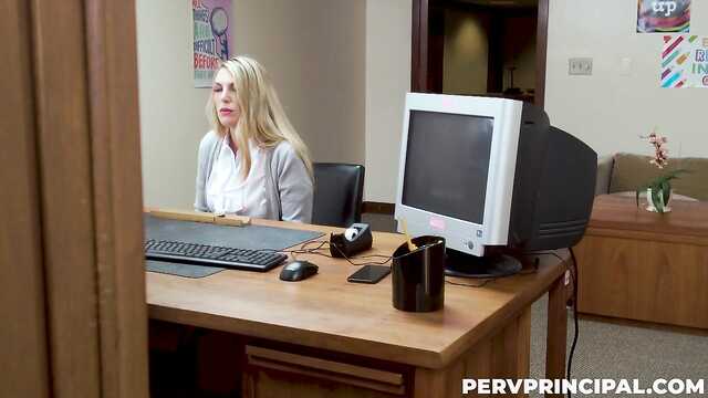 Mature woman with sagging breasts gave herself up at the interview