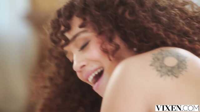 Приятное отодвижение: Мулатка любит своего нового любовника.