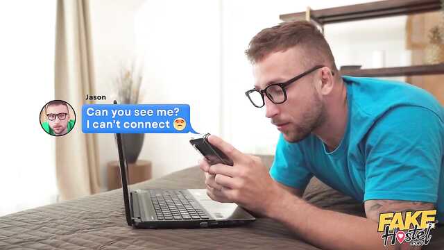 Сексуальное приключение: интернет-знакомство на кровати.