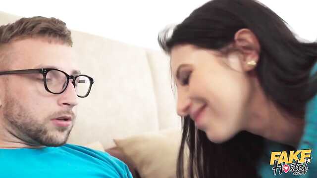 Сексуальное приключение: интернет-знакомство на кровати.