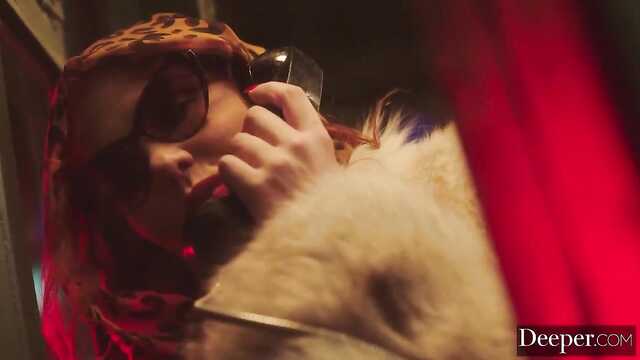 Estrela se entrega a punheta no salão de vídeo