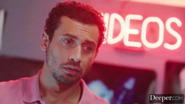 Estrela se entrega a punheta no salão de vídeo