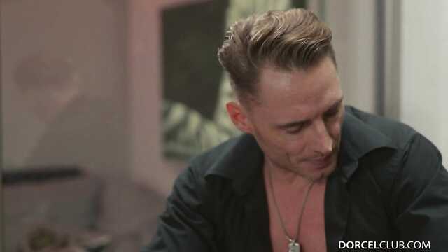 Брюнетка ерлі зайыптыларға арналған төсекке сұрады